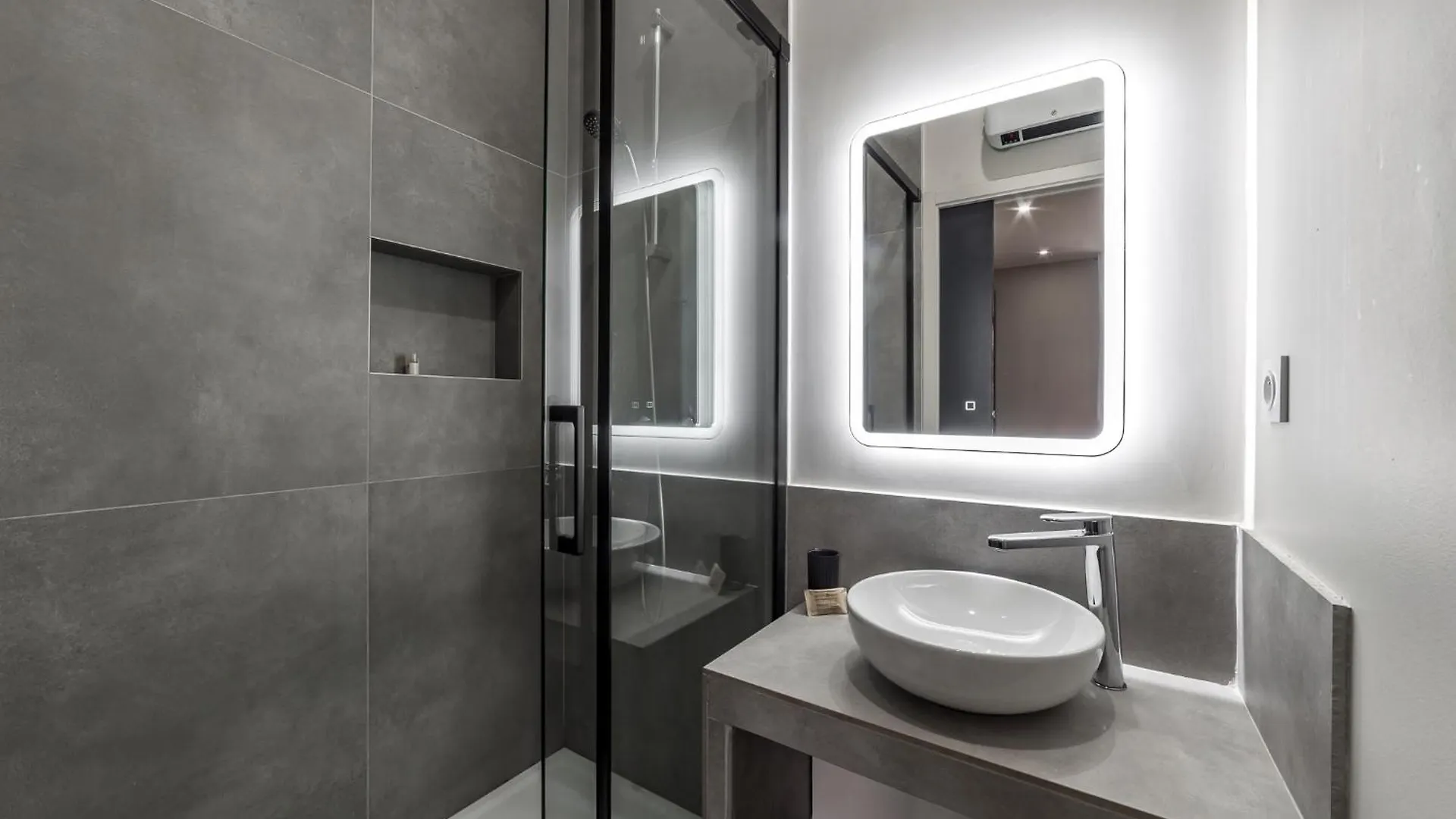 Maison Le Gratte Ciel - Seminaire Ou Famille, Salle De Reunion, 8 Chambres Clim, Jardin & Salle De Sport Villeurbanne 0*,